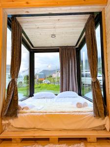 Postel nebo postele na pokoji v ubytování mood villa Kazbegi + 37 fotografií