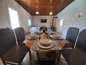 een eetkamer met een tafel en stoelen en een tafel en een stoeltje bij Casa Constans in Maleme