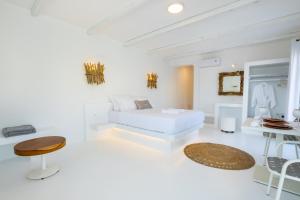Postel nebo postele na pokoji v ubytování Thalasidi Luxury Suites