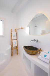 Koupelna v ubytování Thalasidi Luxury Suites