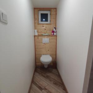 a small bathroom with a toilet in a room at Maison chaleureuse avec parking gratuit sur place in Coulogne