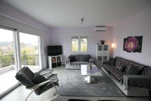 uma sala de estar com um sofá e uma mesa em Patroclos SeaView em Sounio
