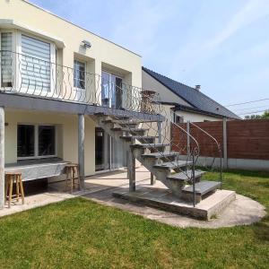 un escalier en métal devant une maison dans l'établissement Maison chaleureuse avec parking gratuit sur place, à Coulogne