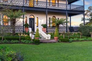 a house with a balcony and a yard at Colhurst House in Mount Gambier