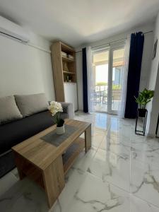 Posedenie v ubytovaní SeaScape - Relaxing beach home, steps from the water!