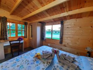 sypialnia z łóżkiem w drewnianym domku w obiekcie Residence Il Tiglio w mieście Spilinga