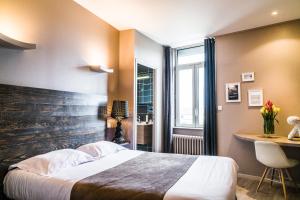 Postel nebo postele na pokoji v ubytování Logis Hôtel-Restaurant Le Commerce + 30 fotografií
