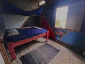 a room with a bed in a tent with a window at Hostal Camping Sin Fronteras Mompiche in Mompiche