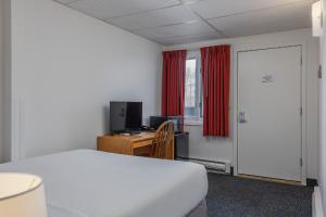 Un pat sau paturi într-o cameră la Golden North Inn
