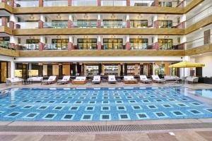 Bazén v ubytování Radisson Resort Goa Baga nebo v jeho okolí