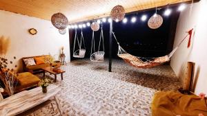 een woonkamer met een hangmat en een bank bij Inaisi Hotel in Koetaisi