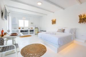 Postel nebo postele na pokoji v ubytování Thalasidi Luxury Suites
