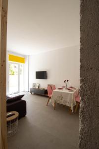 sala de estar con mesa y sofá en La Habitación del Arquitecto en Granada