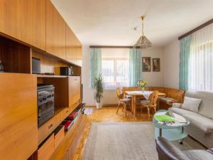 uma sala de estar com um sofá e uma mesa em Tranquil Holiday Home in Aywaille with bubble bath em Seeboden