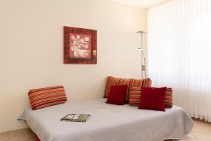 a bedroom with a bed with red pillows at Sonnenwinkel Wohnung 2 in Kellenhusen