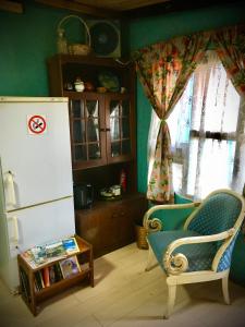 uma cozinha com um frigorífico, uma cadeira e uma mesa em The shack life em Rensburgdorp