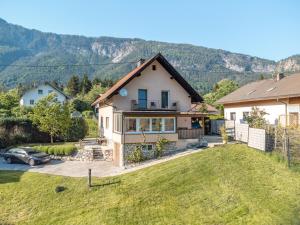 a house with a car parked in a yard at Ferienhaus Auszeit Natur in Villach
