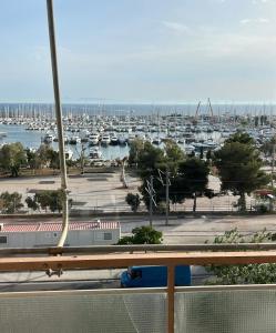 アテネにあるAlimos marina huge 3bd apartmentの港の景色(船のマリーナ付)