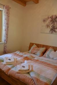 Una cama con toallas en un dormitorio en Ferienwohnung Waldköhlerei, en Michelbach