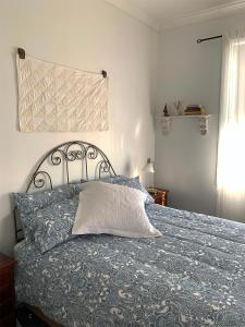een slaapkamer met een bed met een blauw dekbed bij Elendar Morpeth Circa 1890 in Morpeth