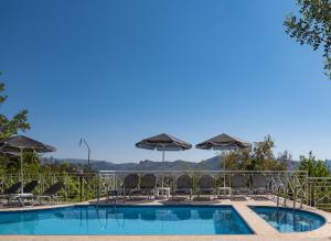 Πισίνα στο ή κοντά στο Kefali Villa, eco tourism experience, By ThinkVilla