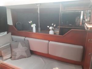 uma sala de estar com um sofá e um espelho em Voilier logement spacieux à louer au port - Gruissan Plage - 11 Aude em Gruissan