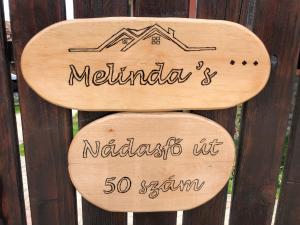 dos señales de madera en una valla con las palabras melbourne nashariusigun en Pensiunea Melinda, en Praid