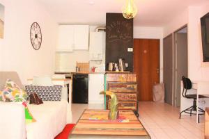 een keuken en een woonkamer met een tafel bij Appartement cozy aux Beaux Arts - Casa La Selva in Montpellier