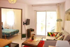 een woonkamer met een bank en een tafel bij Appartement cozy aux Beaux Arts - Casa La Selva in Montpellier