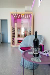 een fles wijn op een paarse tafel bij Holiday House Melisa, Jastrebarsko in Jastrebarsko