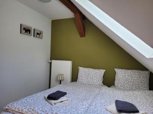 Ein Bett oder Betten in einem Zimmer der Unterkunft Ferienwohnung Forsthaus