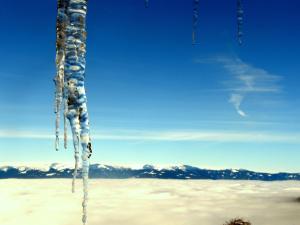 ein Eiszapfen, der von einer Stange über den Wolken hängt in der Unterkunft Hotel Garni Gästehaus Karin in Sankt Stefan im Lavanttal