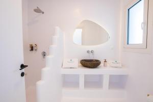 Koupelna v ubytování Thalasidi Luxury Suites