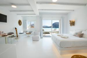 Postel nebo postele na pokoji v ubytování Thalasidi Luxury Suites + 37 fotografií