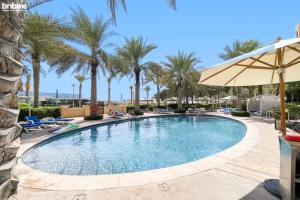Bazén v ubytování bnbmehomes - Beach&Pool - Fairmont Residences - 3605 nebo v jeho okolí