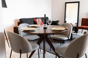 tavolo da pranzo con bicchieri da vino e sedie di DIFY Elegant - Quartier Part Dieu a Lione