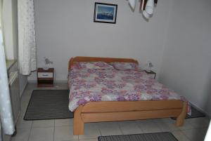 sypialnia z łóżkiem z kołdrą kwiatową w obiekcie Apartment LAGUNA 64 w mieście Izola