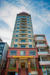 un edificio alto con un letrero que lee el principal hospital australiano real en Minh Toan Athena Hotel, en Da Nang