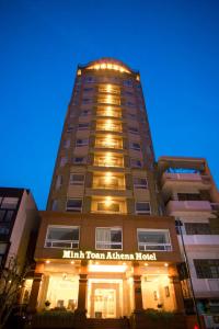 um edifício alto com as palavras principal cidade athens hotel em Minh Toan Athena Hotel em Da Nang