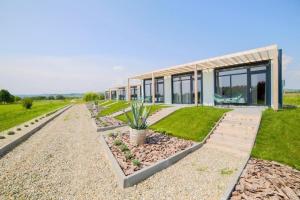 a house with a garden in front of it at Bungalows Kingsland in Ineu
