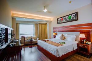 Habitación de hotel con cama grande y escritorio. en Minh Toan Athena Hotel, en Da Nang