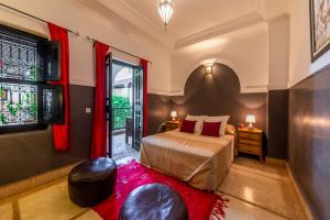 Postel nebo postele na pokoji v ubytování Riad Espoir, Riad de charme en exclusivité dans la médina de Marrakech