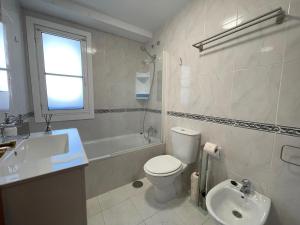 ein Badezimmer mit einem WC, einem Waschbecken und einer Badewanne in der Unterkunft housingcoruña ROSALES in A Coruña