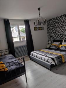 een slaapkamer met 2 bedden en een raam bij Les chambres d'hôtes du port de loguivy de la mer in Ploubazlanec