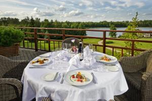 Výhled na řeku, která protéká v blízkosti hotelu