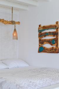 1 dormitorio con 1 cama y una foto en la pared en Fisherman's Syrma House, en Pachaina