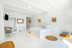 Postel nebo postele na pokoji v ubytování Thalasidi Luxury Suites