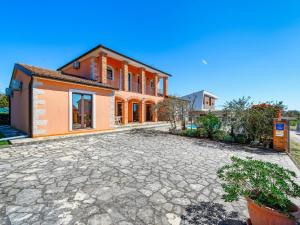 Zdjęcie z galerii obiektu Spacious holiday home in Vi njan with private pool w mieście Višnjan