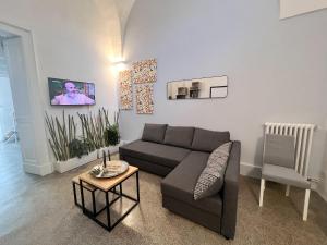 Nice House San Biagio - Luxury Full Apartment في ليتشي: غرفة معيشة مع أريكة وطاولة
