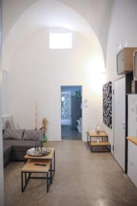 una sala de estar con un sofá y una mesa en Nice House San Biagio - Luxury Full Apartment, en Lecce